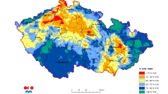 Modelová vlhkost půdy v % využitelné vodní kapacity (VVK) ve vrstvě 0 až 20 cm pod trávníkem (stav ke 30. 7. 2018)